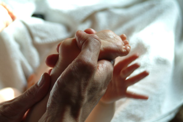 Babymassage - das Kind in dieser Welt mit Liebe willkommen heissen.